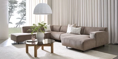 Design uden navn - 2025-03-20T141152.342.jpg Moderne sofa med lavt sofabord og store gardiner